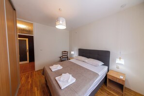 2 bedrooms, iron/ironing board, bed sheets