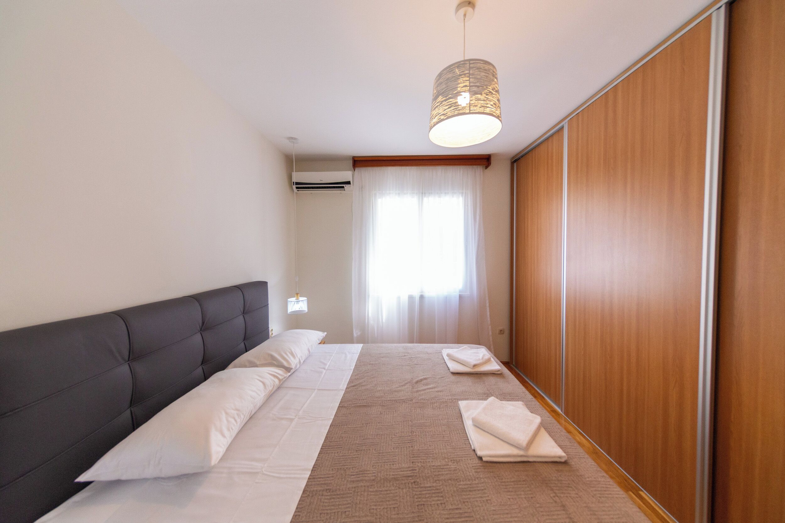 2 habitaciones, tabla de planchar con plancha y ropa de cama 