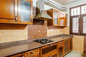 Kühlschrank, Mikrowelle, Herdplatte, Kochgeschirr/Geschirr/Besteck