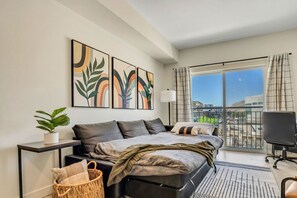 1 habitación, escritorio, tabla de planchar con plancha y cuna de viaje