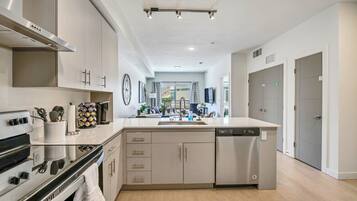 Een koelkast, een microgolfoven, een oven, een kookplaat