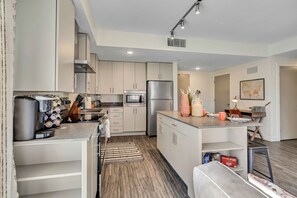 Frigorífico, microondas, horno y placa de cocina