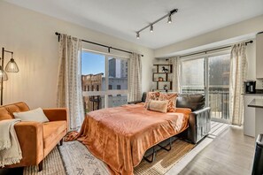 2 Schlafzimmer, Schreibtisch, Bügeleisen/Bügelbrett, Reisekinderbett