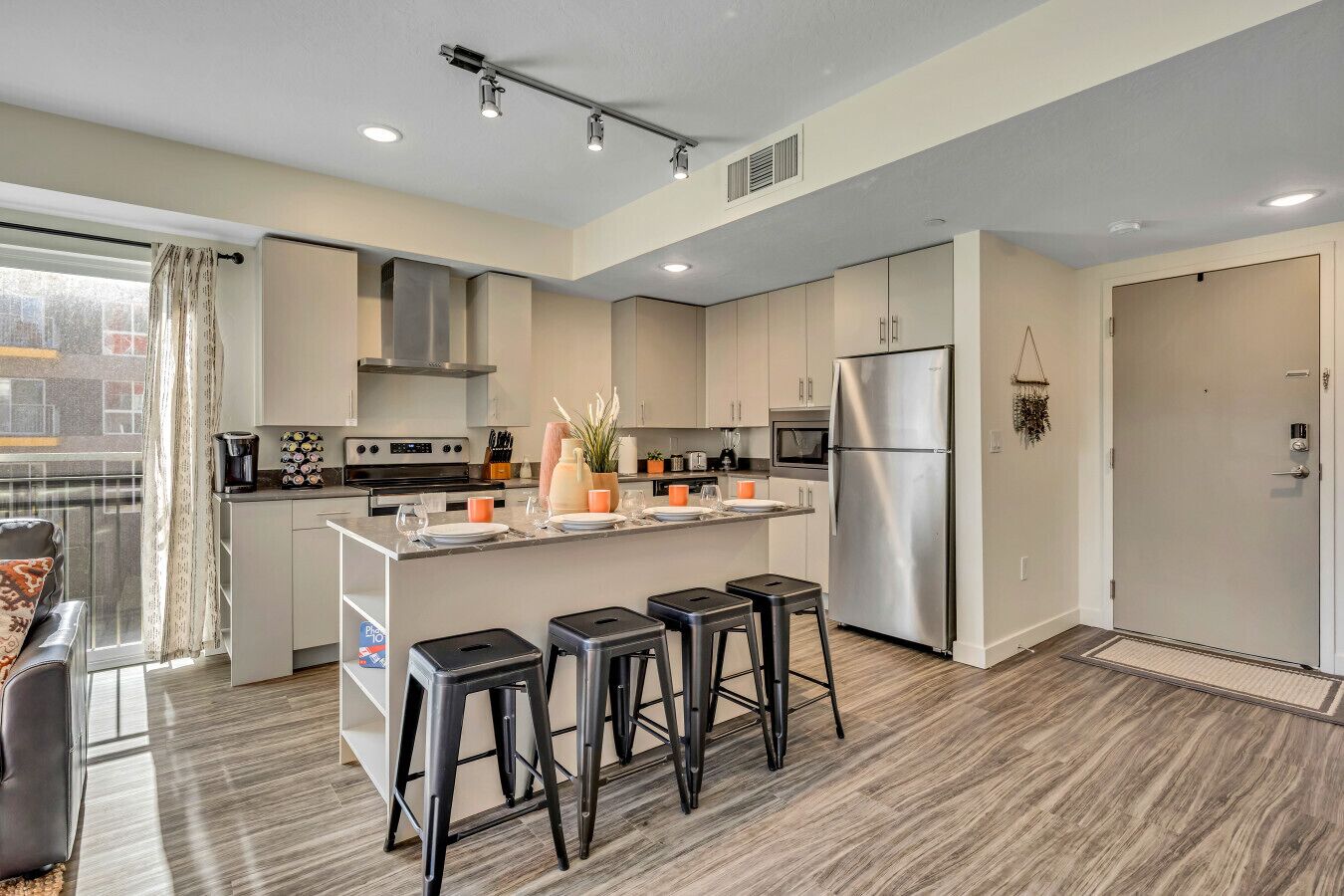 Refrigerador, microondas, horno y parrilla de estufa 