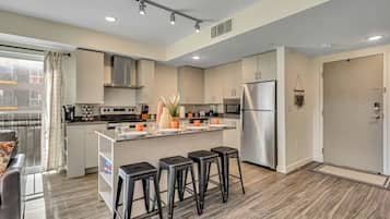 Refrigerador, microondas, horno y parrilla de estufa