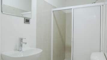 Habitación estándar, vista a la ciudad | Baño | Tina, toallas, jabón, shampoo