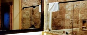 Douche, sèche-cheveux, serviettes fournies, savon