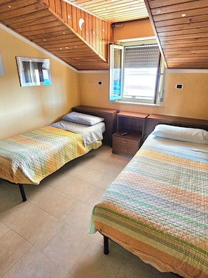 2 slaapkamers, een strijkplank/strijkijzer, reisbedje, gratis wifi