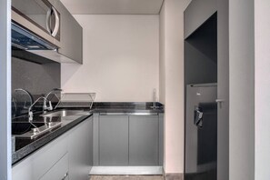 Frigorífic, microones, placa de cuina i cafetera i tetera 