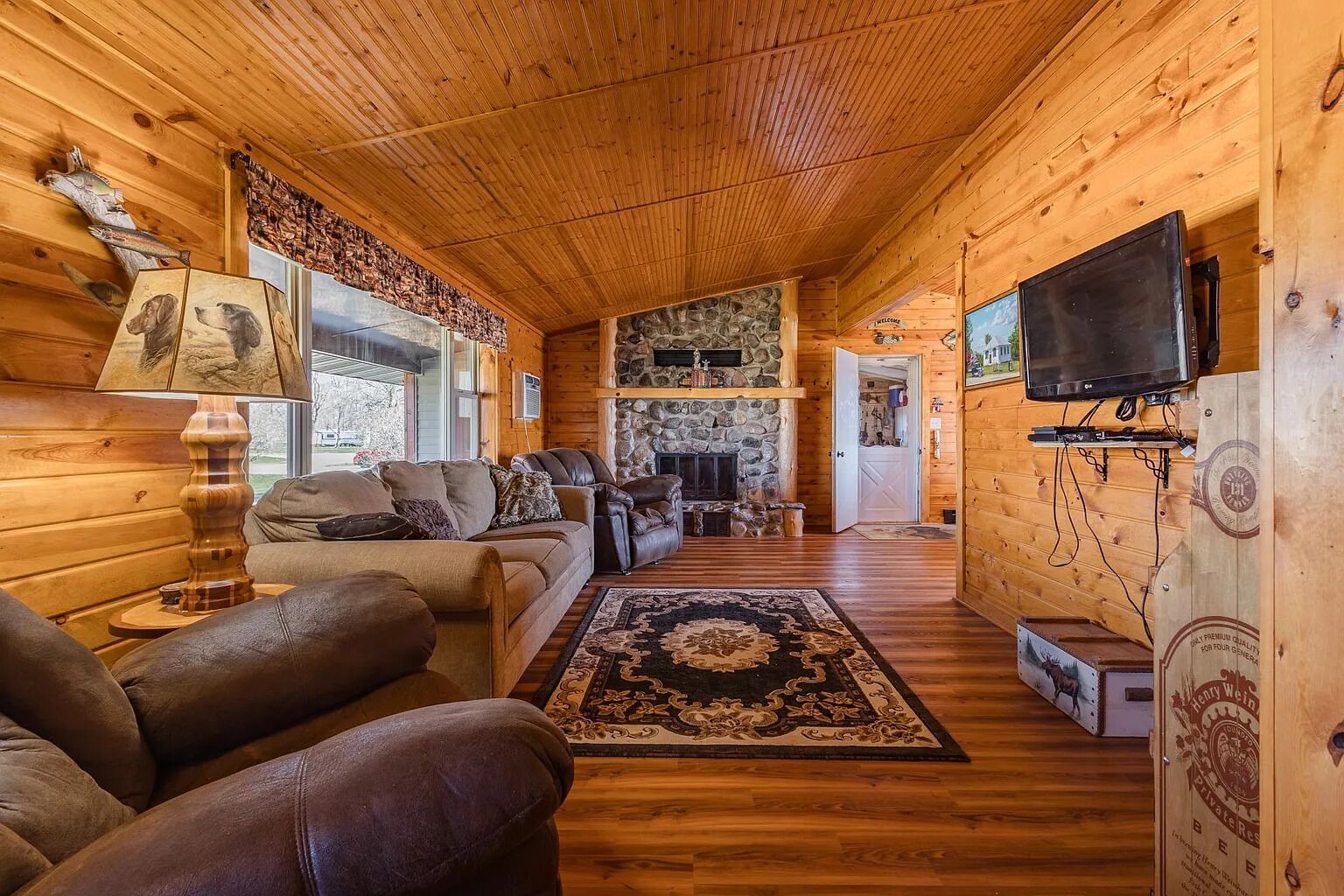 Televisor intel·ligent, llar de foc, reproductor de DVD i estèreo 