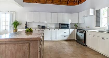 Large Seaview 3 Bedroom Villa with Private Pool, Terrace & Parking