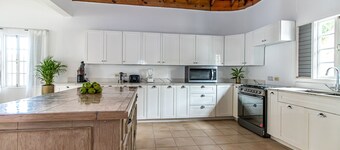 Large Seaview 3 Bedroom Villa with Private Pool, Terrace & Parking