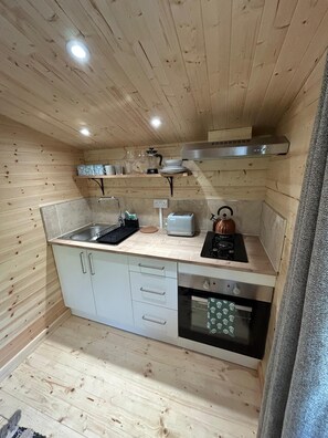 Een koelkast, een oven, een kookplaat, een koffiezetapparaat/waterkoker