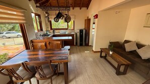Una cocina acogedora con armarios de madera, una mesa de comedor con sillas y un banco empotrado.