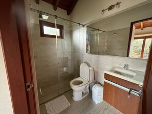 Douche, serviettes fournies, savon, papier toilette