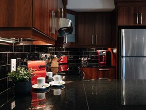 Réfrigérateur, micro-ondes, four, plaque de cuisson