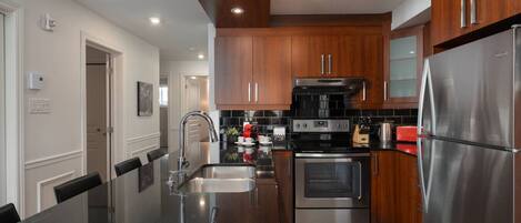 Jääkaappi, mikroaaltouuni, uuni, liesi