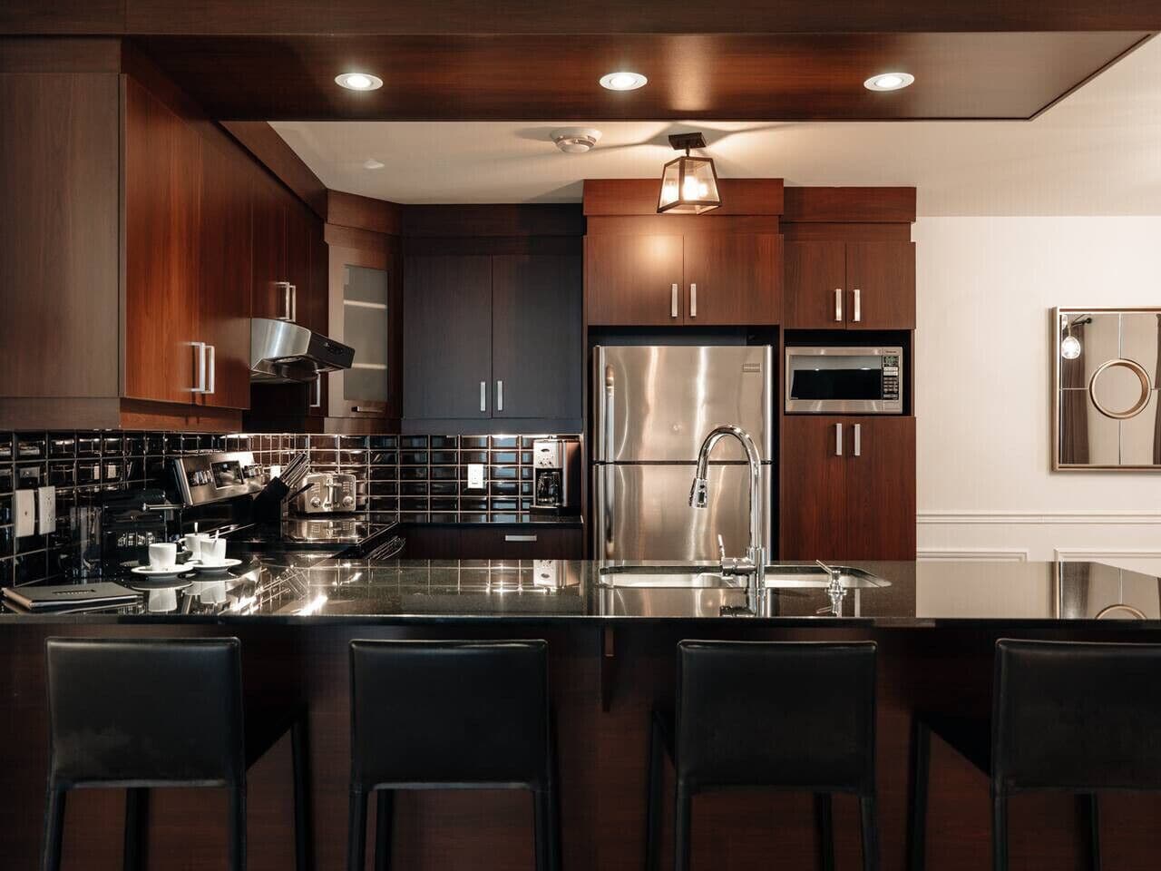 Frigorífico, microondas, horno y placa de cocina