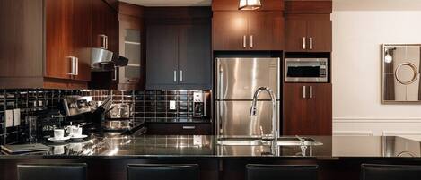 Jääkaappi, mikroaaltouuni, uuni, liesi