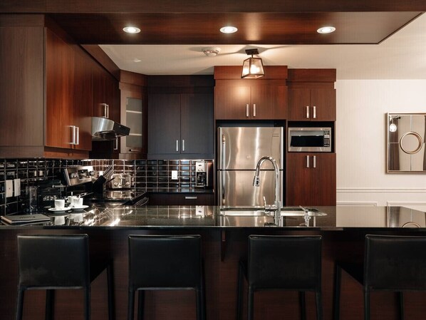 Réfrigérateur, micro-ondes, four, plaque de cuisson