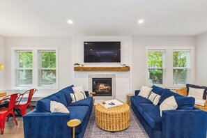 TV connectée, cheminée, baby-foot