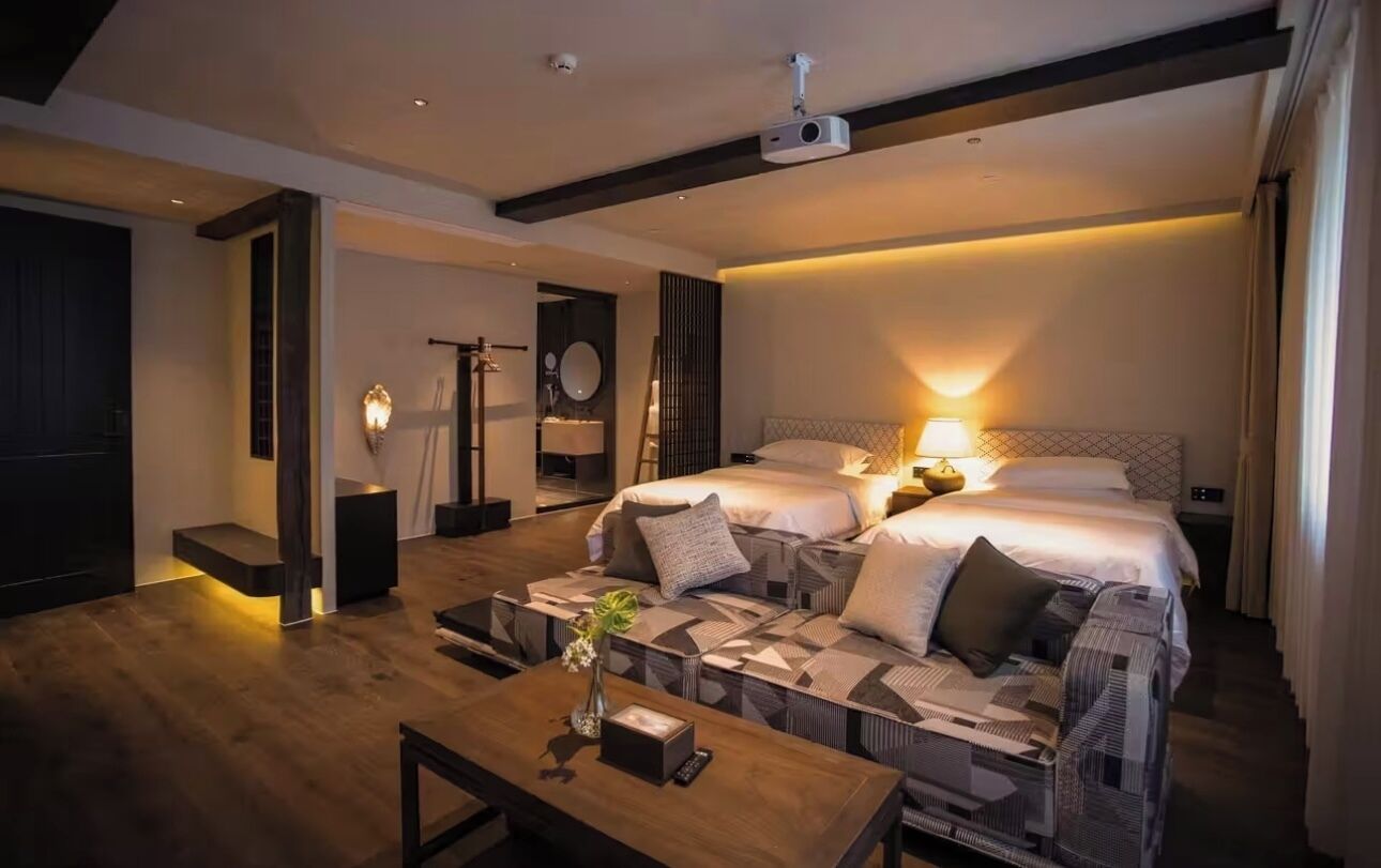 Classic Twin Room, City View | Desk, laptop workspace, free WiFi