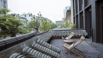 Desk, laptop workspace, free WiFi