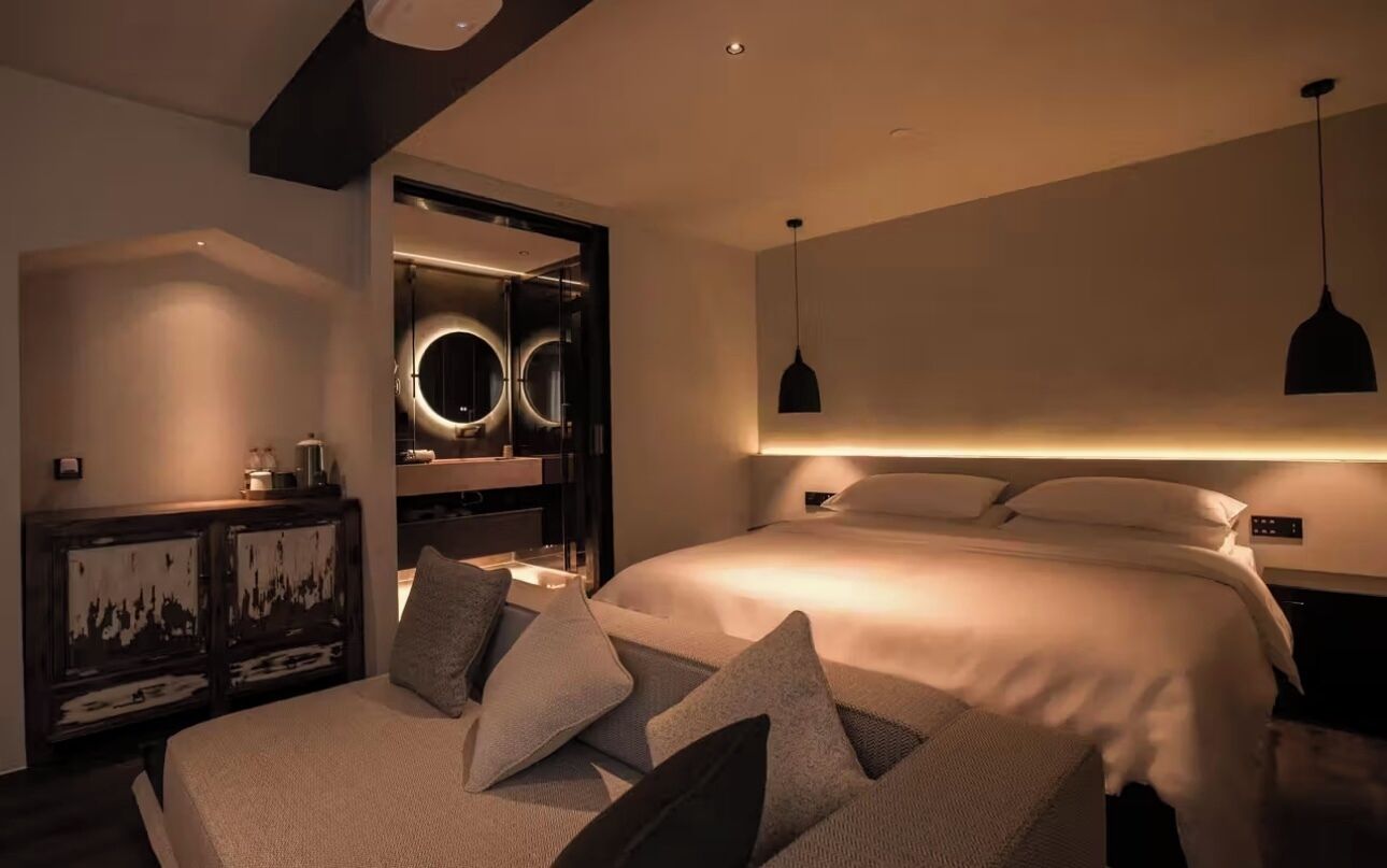 Klassieke tweepersoonskamer, uitzicht op stad | Een bureau, een laptopwerkplek, gratis wifi