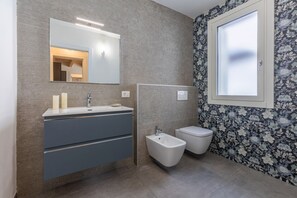 Douche, bidet, serviettes fournies