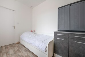 2 chambres, fer et planche à repasser