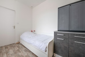 2 chambres, fer et planche Ă repasser