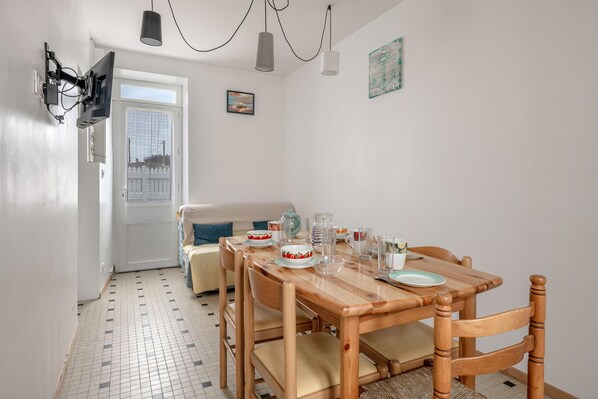 Dining - House for 5 people, 350m from the beach. (La Bernerie-en-Retz)