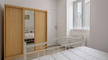 2 chambres, fer et planche Ă repasser