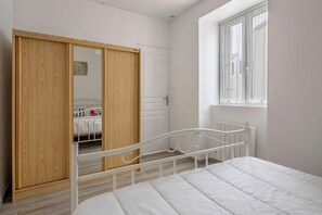 2 bedrooms, iron/ironing board