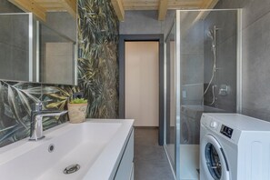 Douche, sèche-cheveux, bidet, serviettes fournies