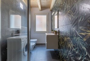 Een douche, een haardroger, een bidet, handdoeken