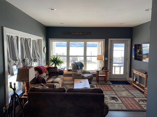 Lakefront 2-bedroom cottage in Boyne City with WiFi