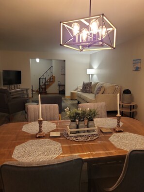 Smart TV, books - Spacious 4-bdrm house 30 mins Cedar point, walking distance beach, Tennis court (Lorain)