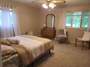 4 soverom, skrivebord, strykejern/-brett og reiseseng for barn