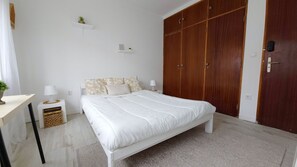 Quarto básico, 1 cama de casal, serviço de arrumação | Escrivaninha, Wi-Fi de cortesia, roupa de cama