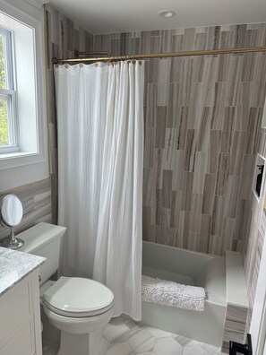 Douche, sèche-cheveux, serviettes fournies, savon