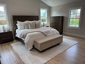 4 bedrooms, iron/ironing board, WiFi, bed sheets