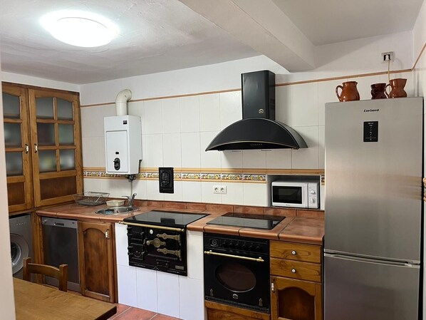 Micro-ondes, four, plaque de cuisson, lave-vaisselle