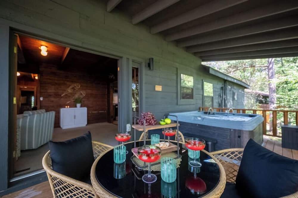 The Woodsman Lodge