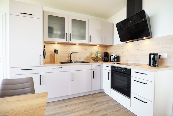 Kühlschrank, Mikrowelle, Ofen, Herdplatte