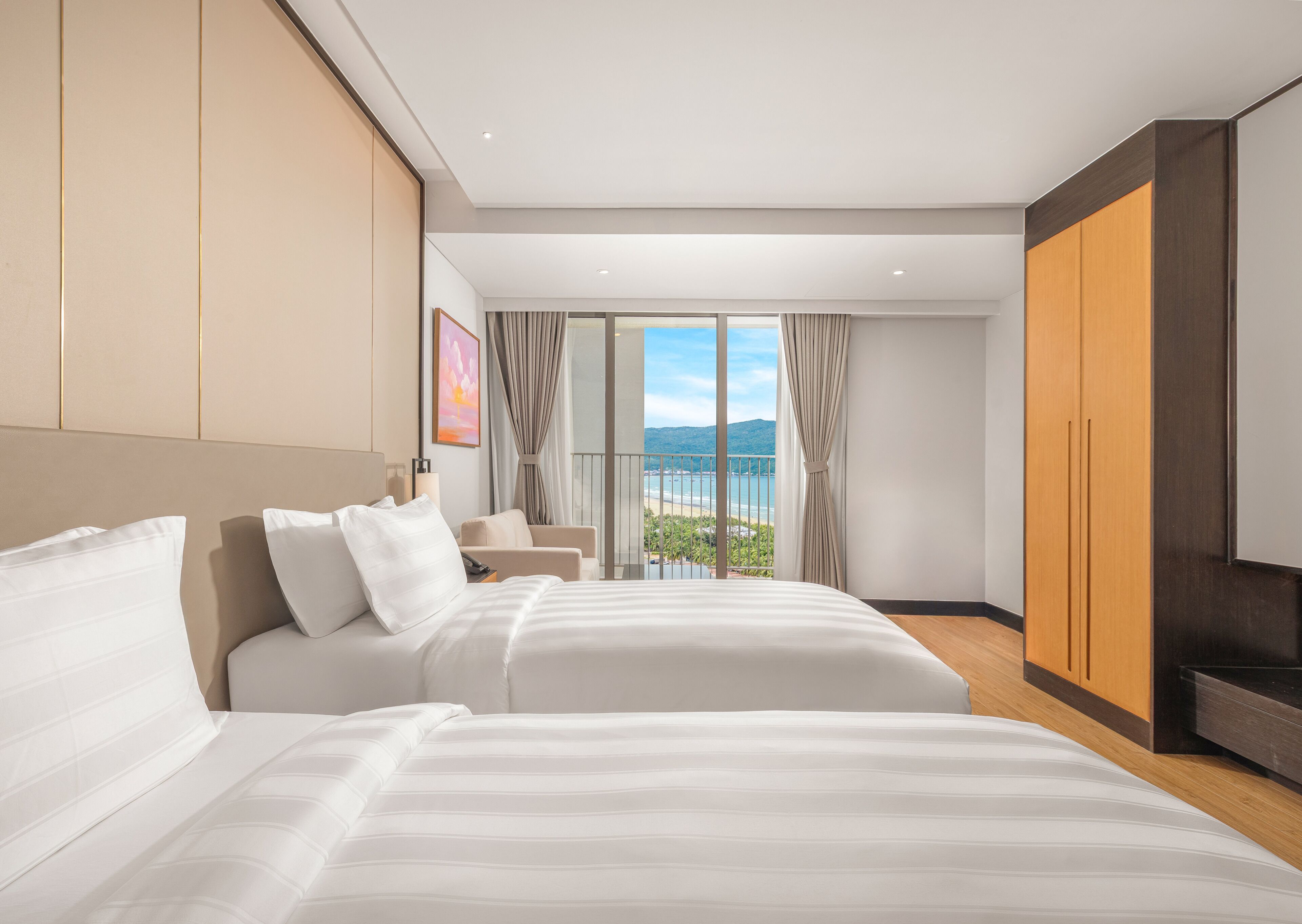 Deluxe Twin Studio with Balcony and Ocean View | Minibar, in-room safe, desk, blackout drapes