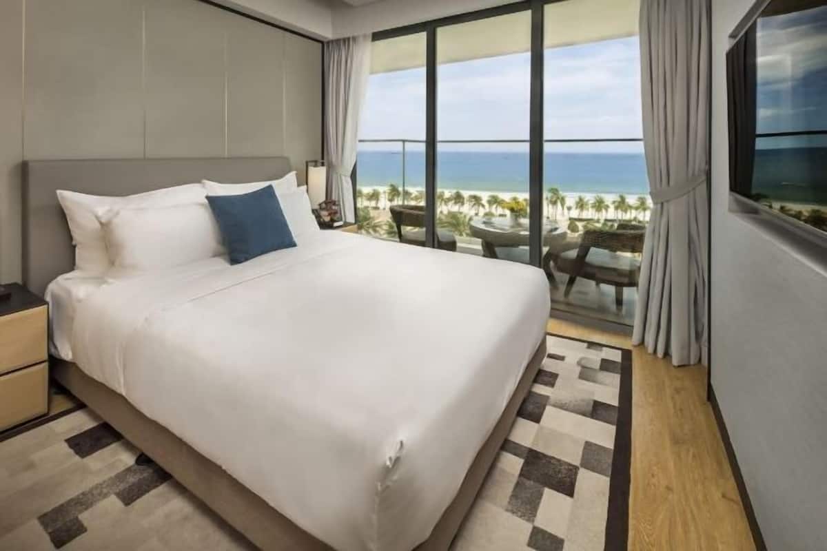 Minibar, in-room safe, desk, blackout drapes