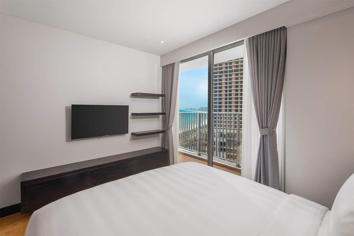 Family Suite, 1 Bedroom, Partial Ocean View | Minibar, in-room safe, desk, blackout drapes