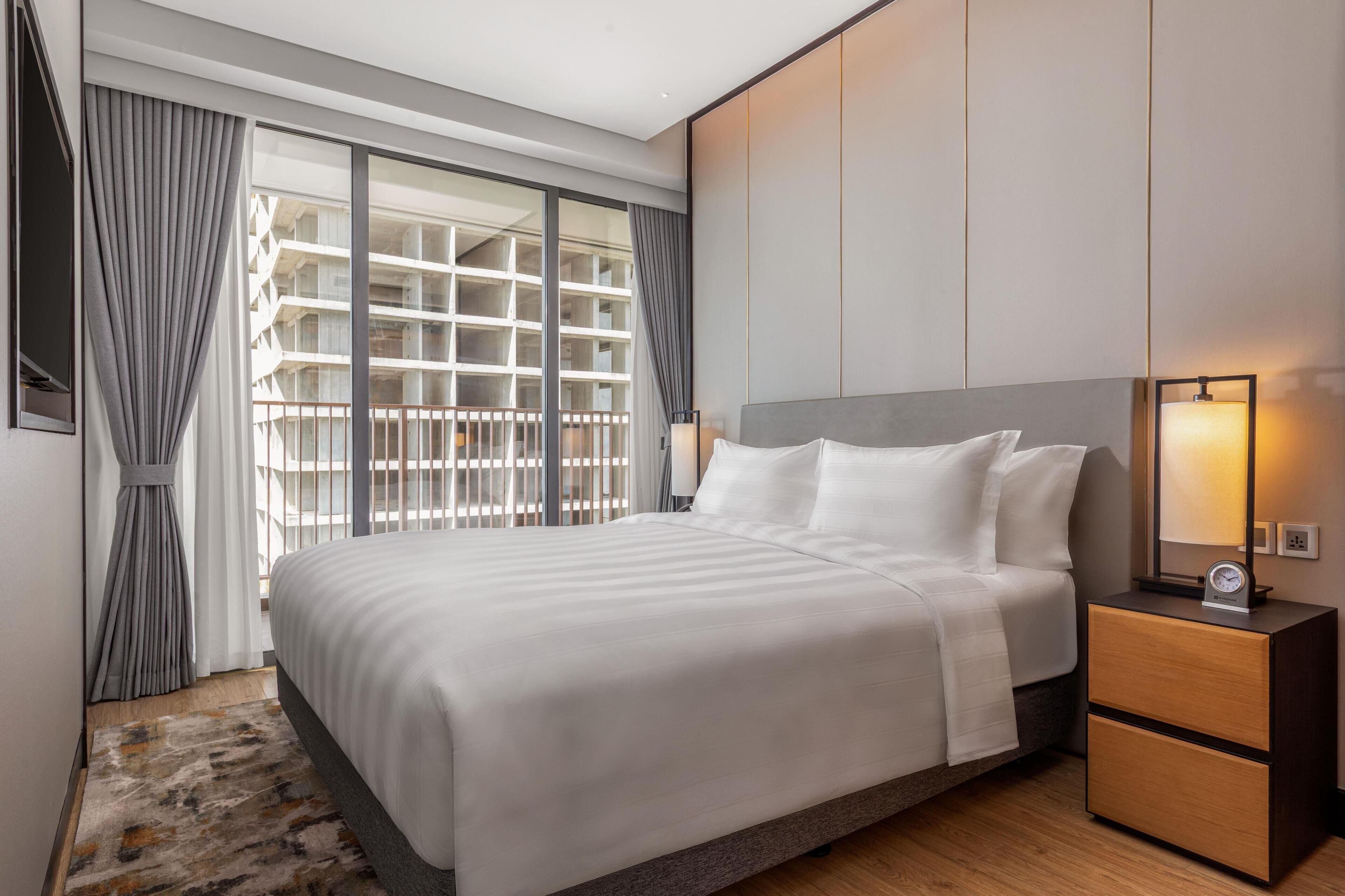 Frigobar, cofres nos quartos, escrivaninha, cortinas blackout