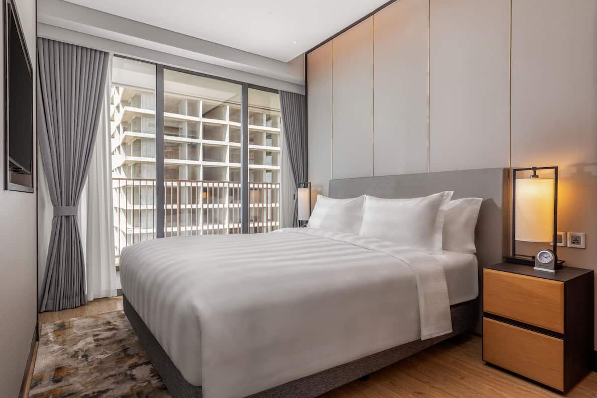 Frigobar, cofres nos quartos, escrivaninha, cortinas blackout